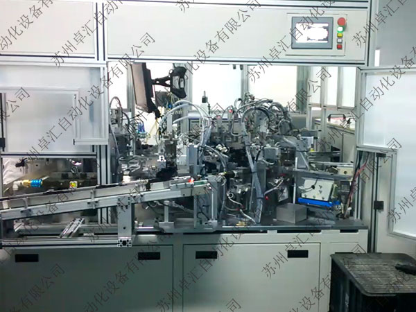 Automatic assembly machine for  door handle